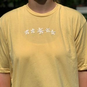 Daisy tee- offered in all sizes